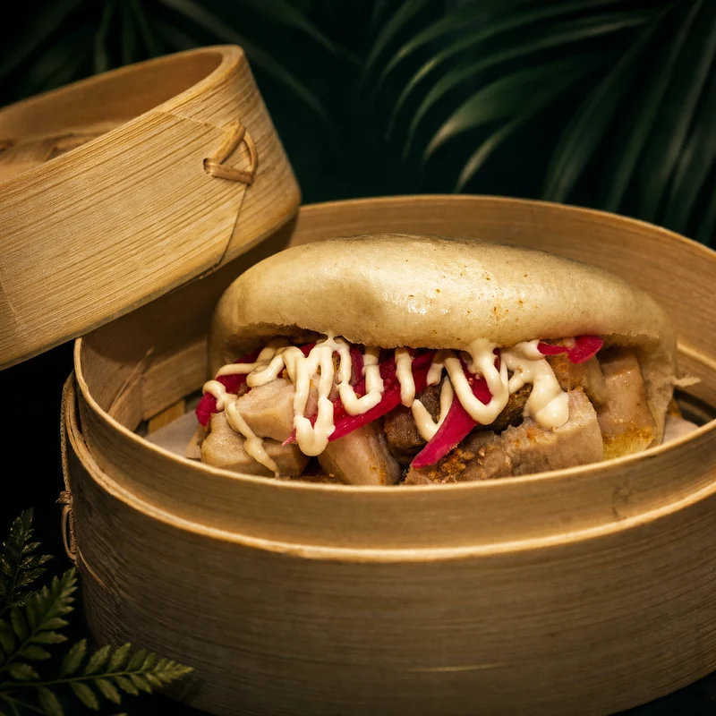 Bao del Botánico servido en su cesta de vapor